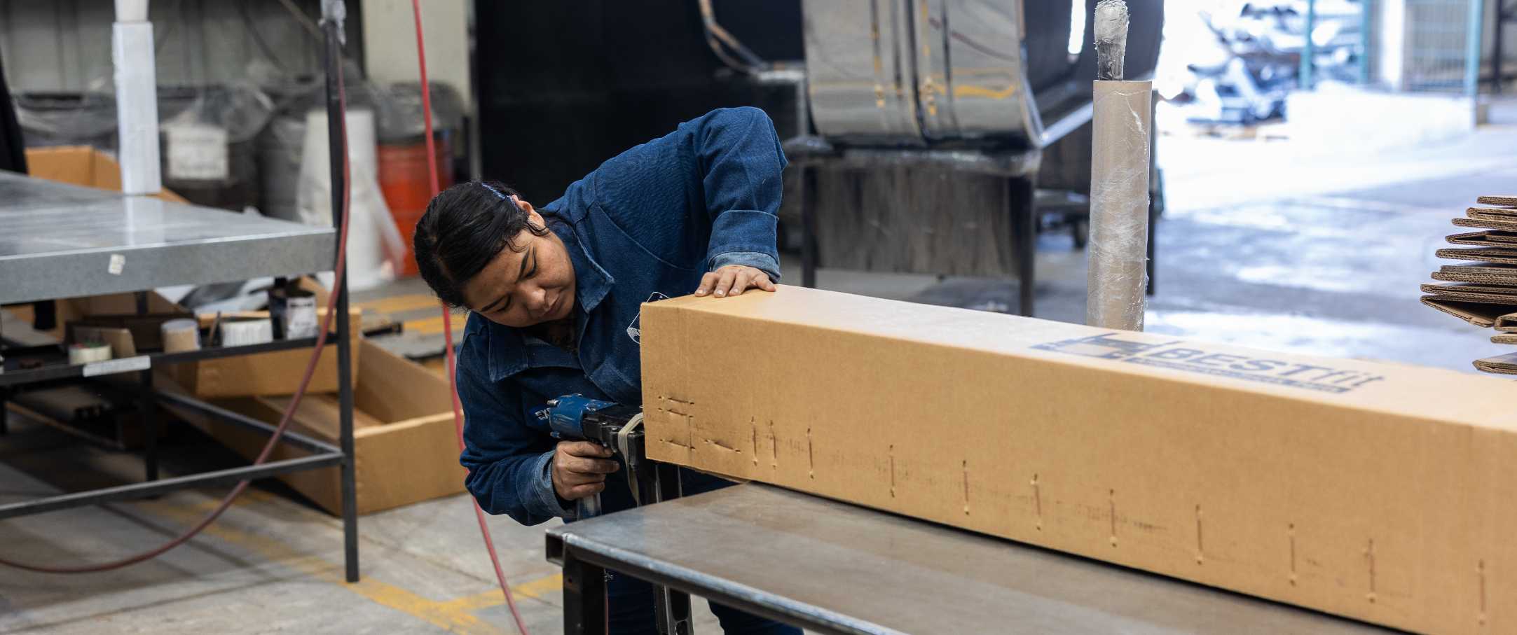 The image shows a woman packing a Tracto de Mexico spare part in a perfectly fitting box.